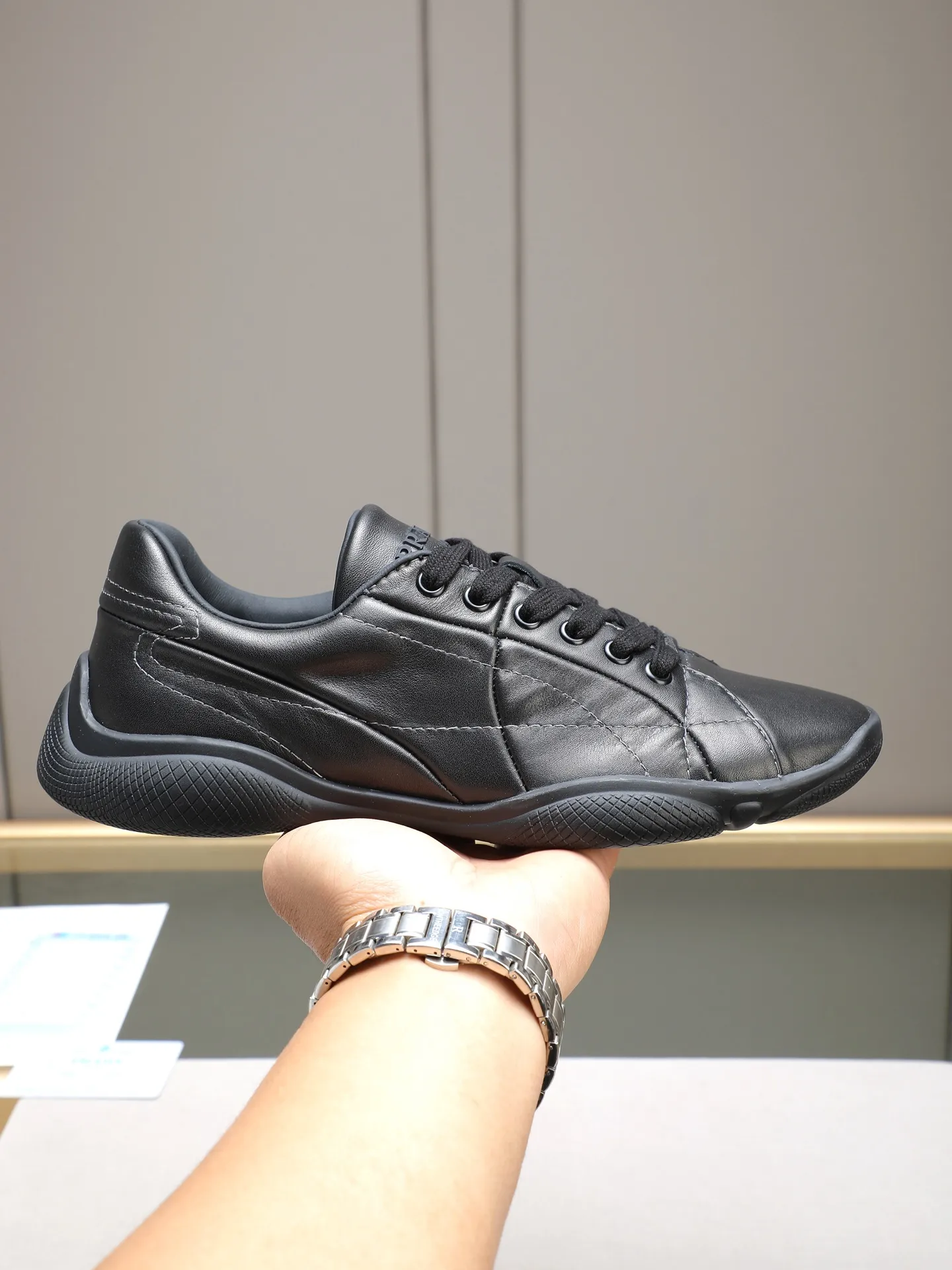 Men's Men's Shoes 💰700 Prada/Prada 1:1 men's casual shoes combine comfort with sophisticated and innovative design. The latest model features a sporty silhouette with visible topstitching that echoes the dynamic lines of the original. Inspired by driving shoes, this sneaker uses a soft and even cow upper, with a light and flexible rubber sole with a concave and convex pattern pattern, giving the sneaker a light appearance and smoothness. The upper is equipped with sports-style stitching, the tongue and laces are injection molded with Epoxy logo, sheep lining and cow foot pads, TPU ultra-light outsole, the upper foot is soft and comfortable, light and breathable! Code:38-39-40-41-42-43-44 (45 customized)